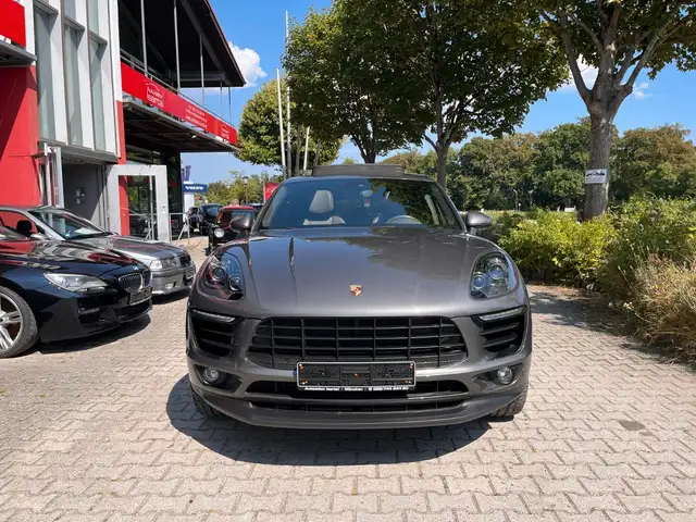 Porsche Macan view 3