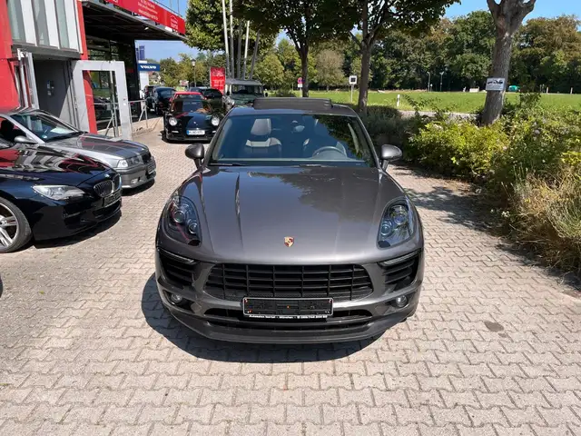 Porsche Macan view 4
