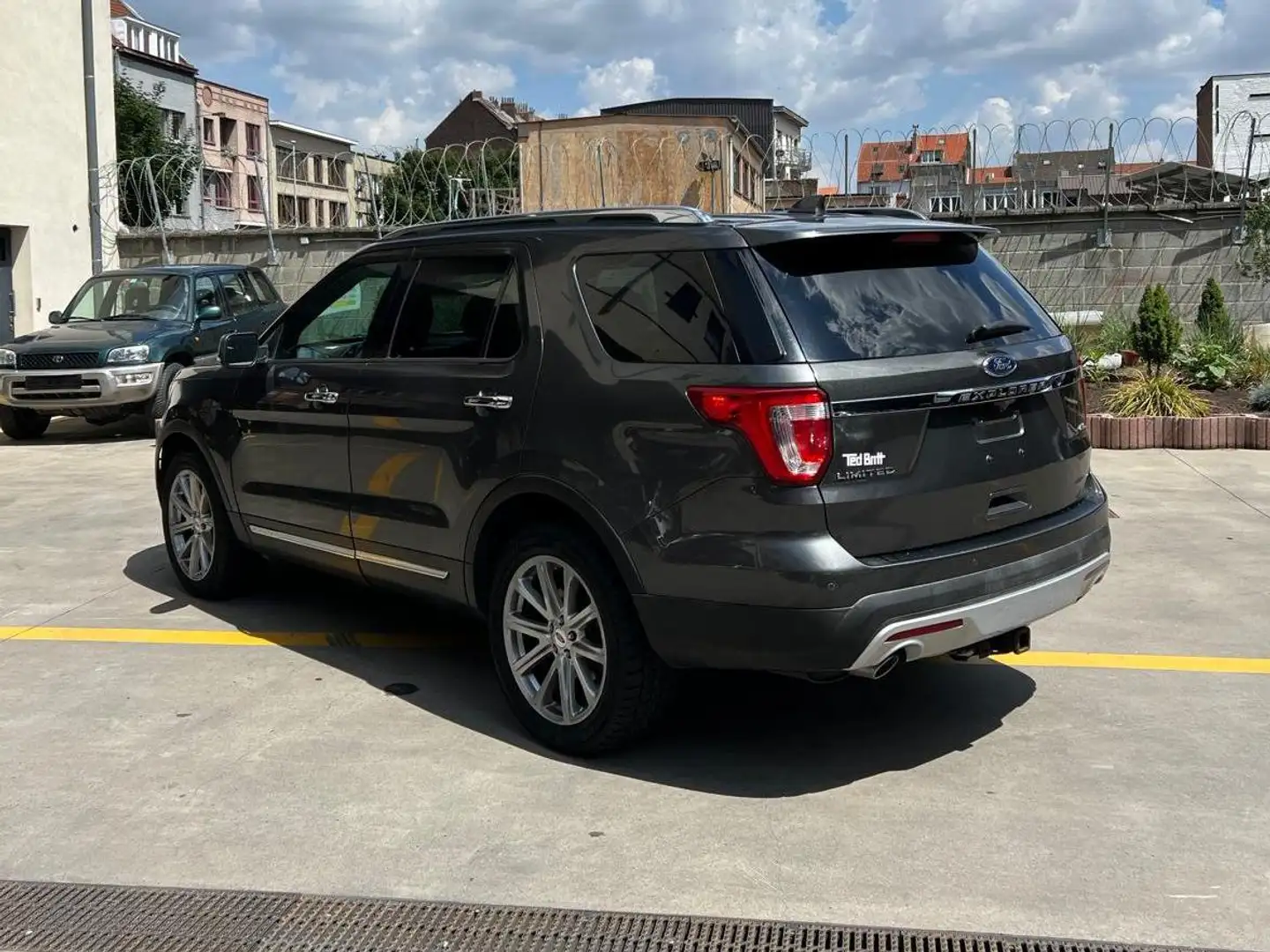 Ford Explorer LIMITED-4WD-ONLY EXPORT OUT OF EUROPE Grijs - 2