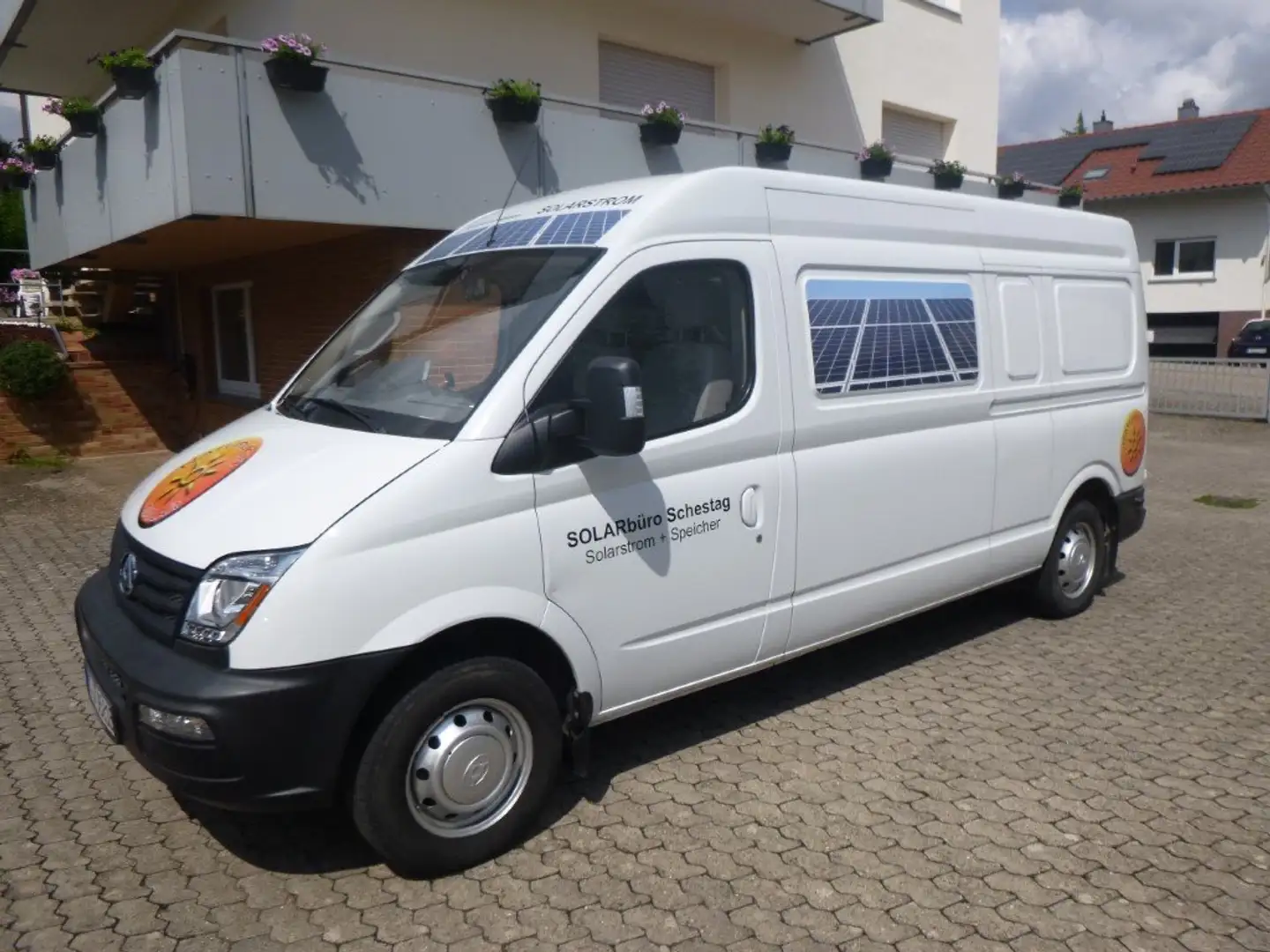 Maxus EV80 mit Anhängerkupplung für 1,2 t Weiß - 1