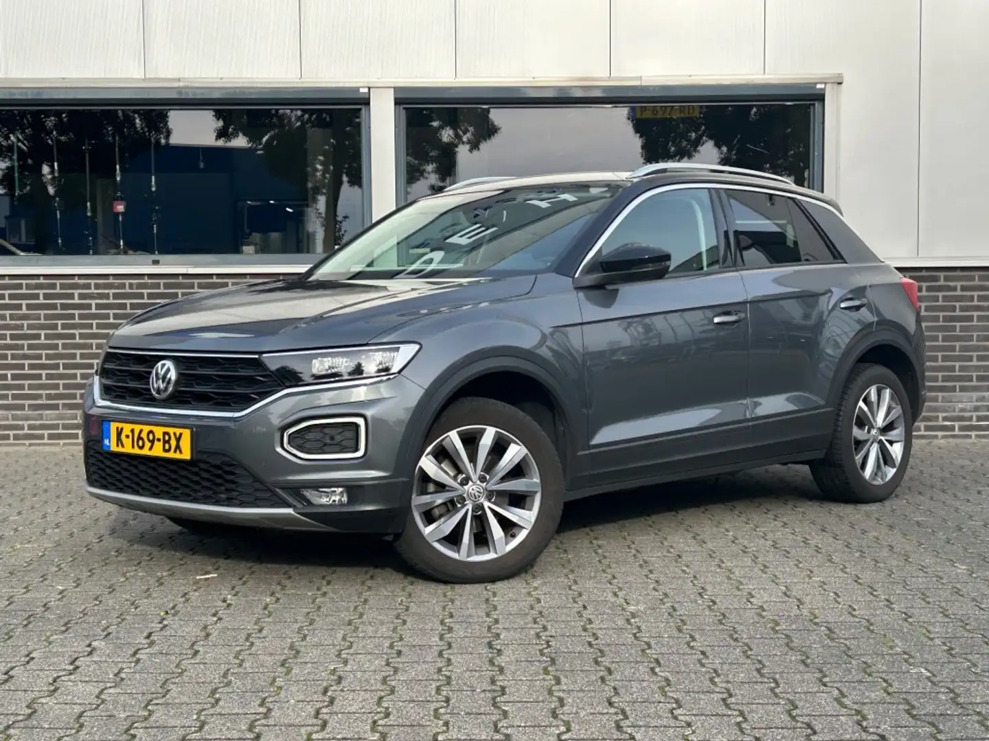Volkswagen T-Roc 1.5 TSI Sport Automaat - Navi - Parkeercamera - Cr Gris - 2
