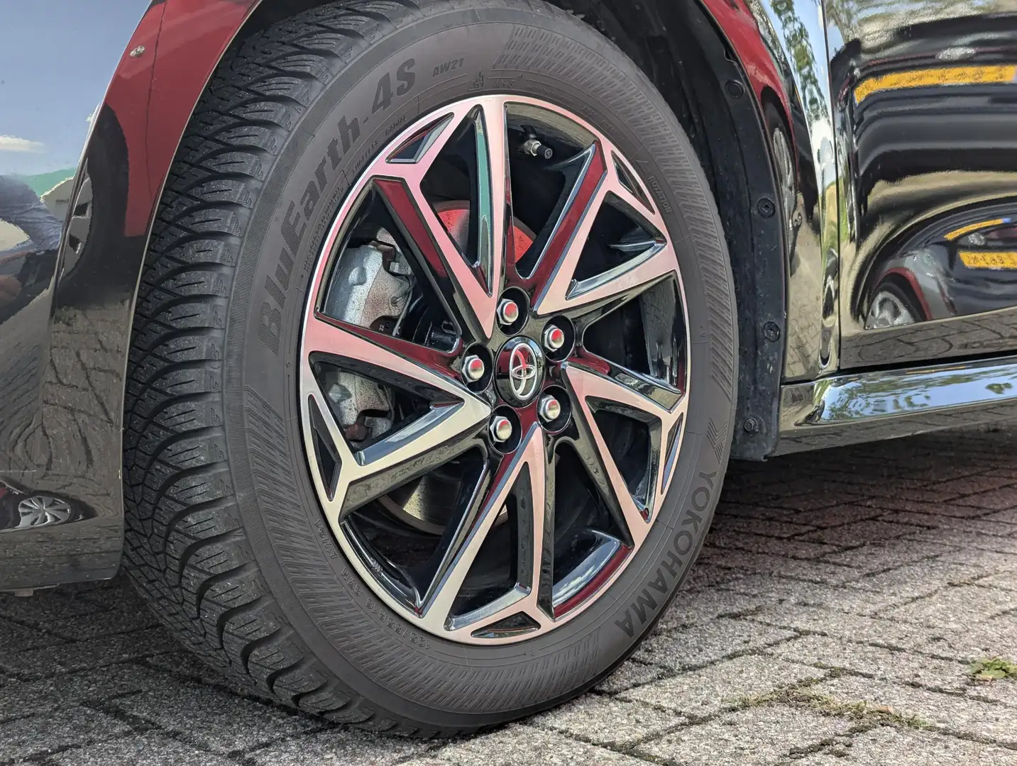 Toyota Yaris 1.5 Hybrid Dynamic | Afn. trekhaak | Camera | All- Zwart - 2