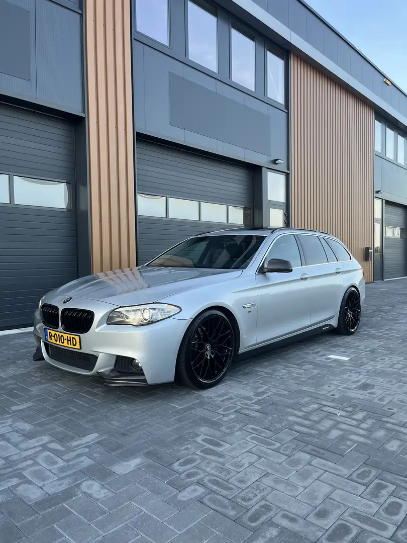 BMW 523 BMW 5 serie 523i 6 cil Aut. Pano M pakket 2010 Grijs - 2