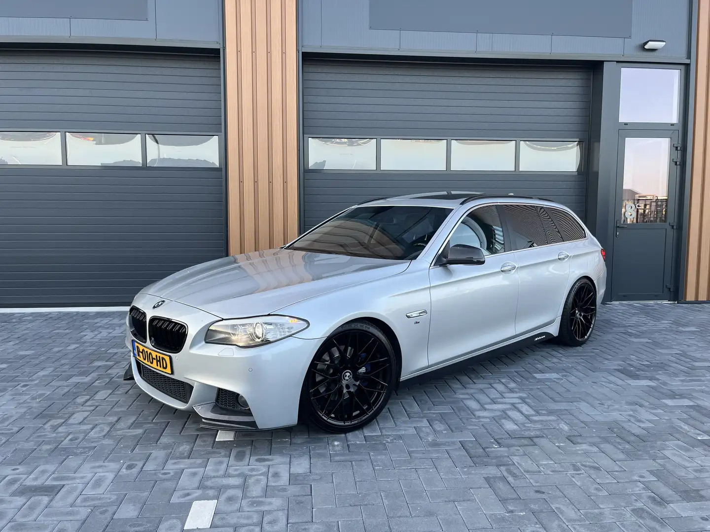 BMW 523 BMW 5 serie 523i 6 cil Aut. Pano M pakket 2010 Grijs - 1