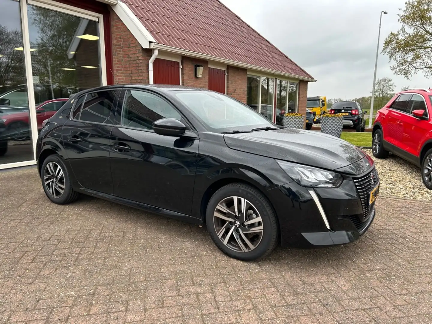 Peugeot 208 1.2 PT 100 PK ALLURE PACK 5-DRS ACC/CAMERA/NAVI TR Zwart - 1