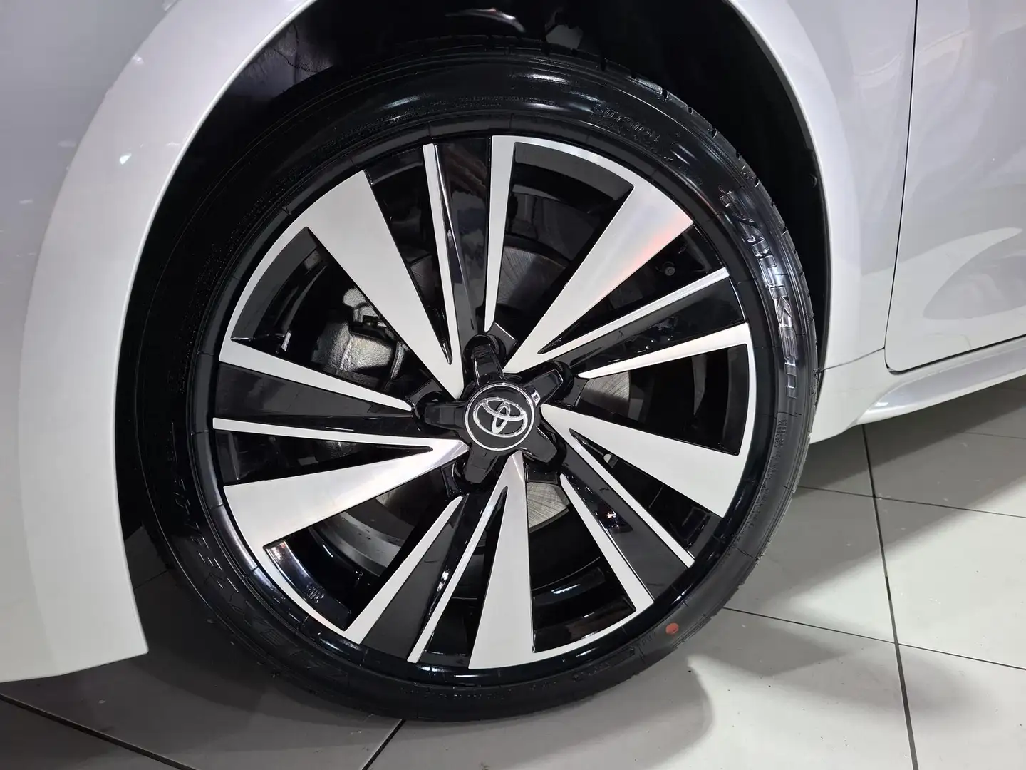 Toyota Corolla Touring Sports Hybrid 180 Dynamic l Prijs inclusie Grijs - 2