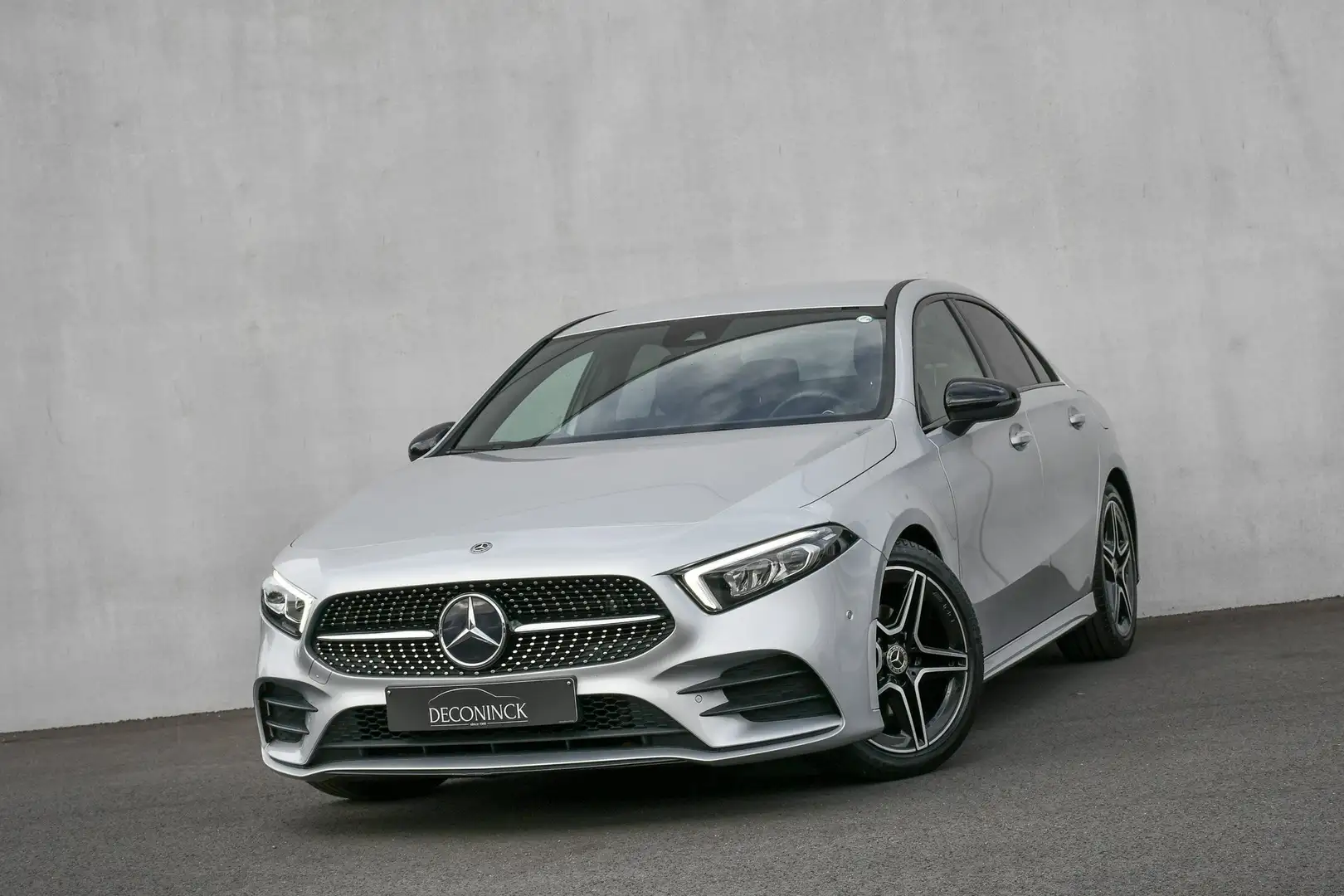 Mercedes-Benz A 180 d BERLINE*LED*AMG*WIDESCREEN*ALCANTARA*NIGHTPACK* Argent - 1