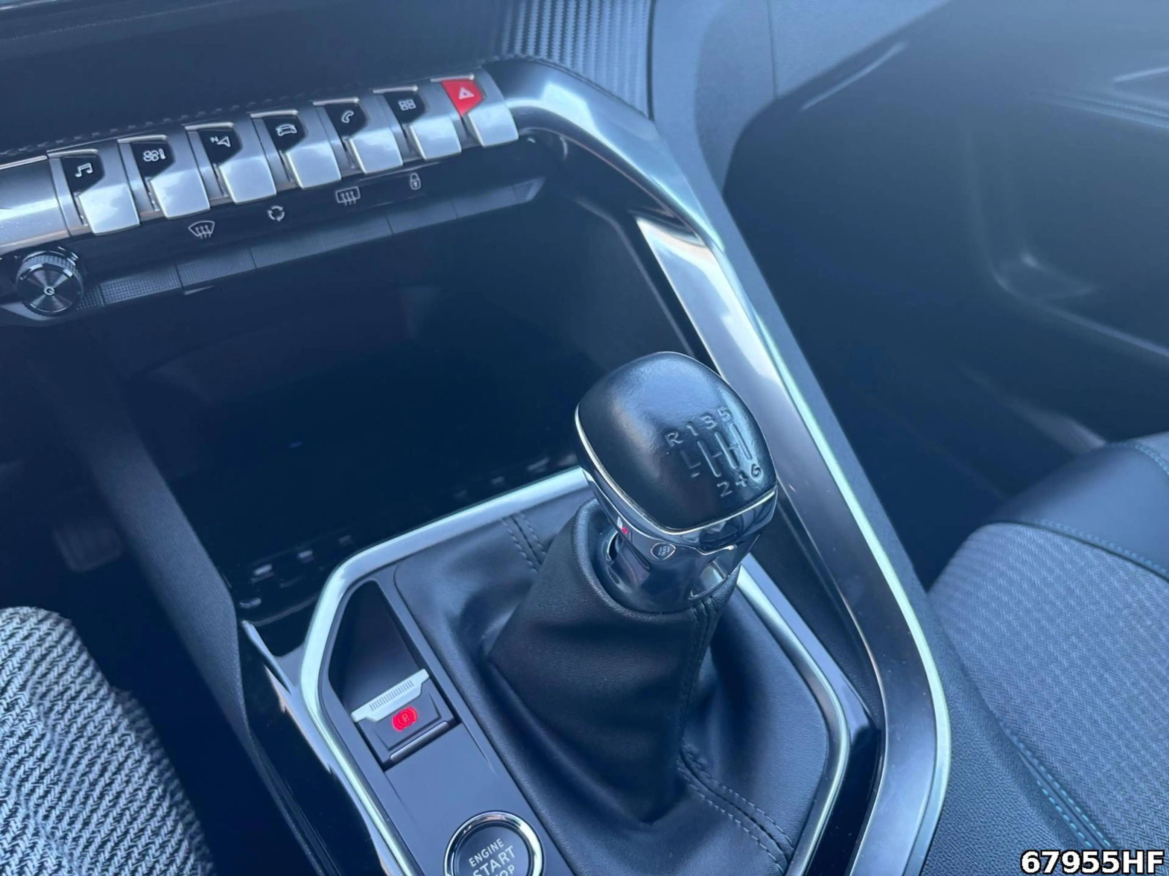 Peugeot 3008 Allure +SHZ+CARPLAY+KEYLESS+180KMERA — photo 14