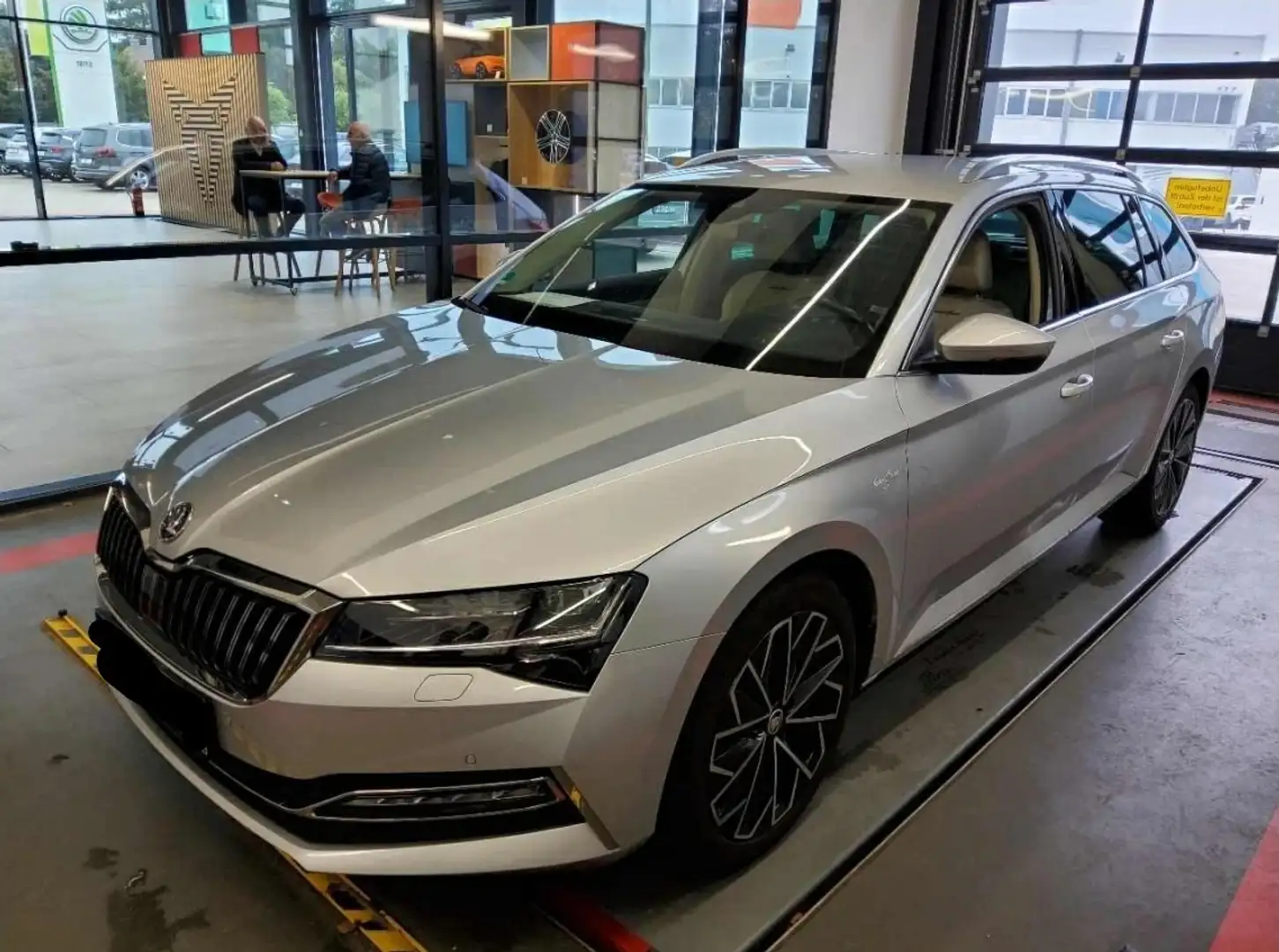 Skoda Superb Combi 2.0 TDI 4x4 L&K *CANTON*MATRIX*KAMERA*NAVI* Silber - 2