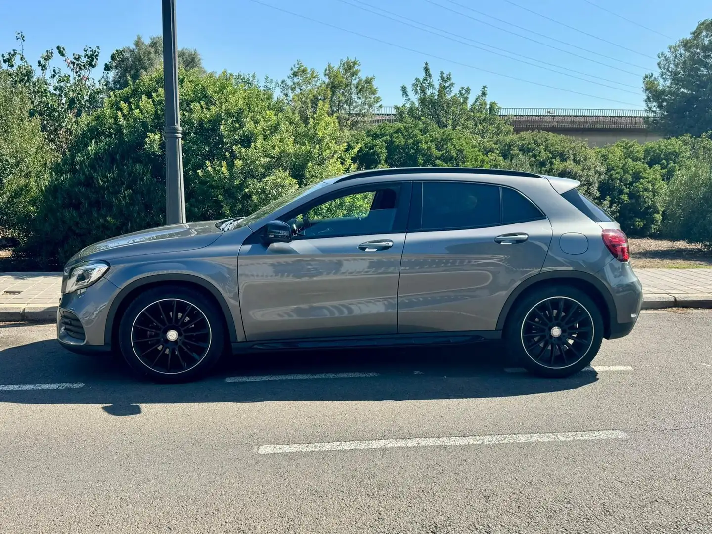 Mercedes-Benz GLA 200 GLA 200d AMG Line 7G-DCT AMG Line Gris - 2