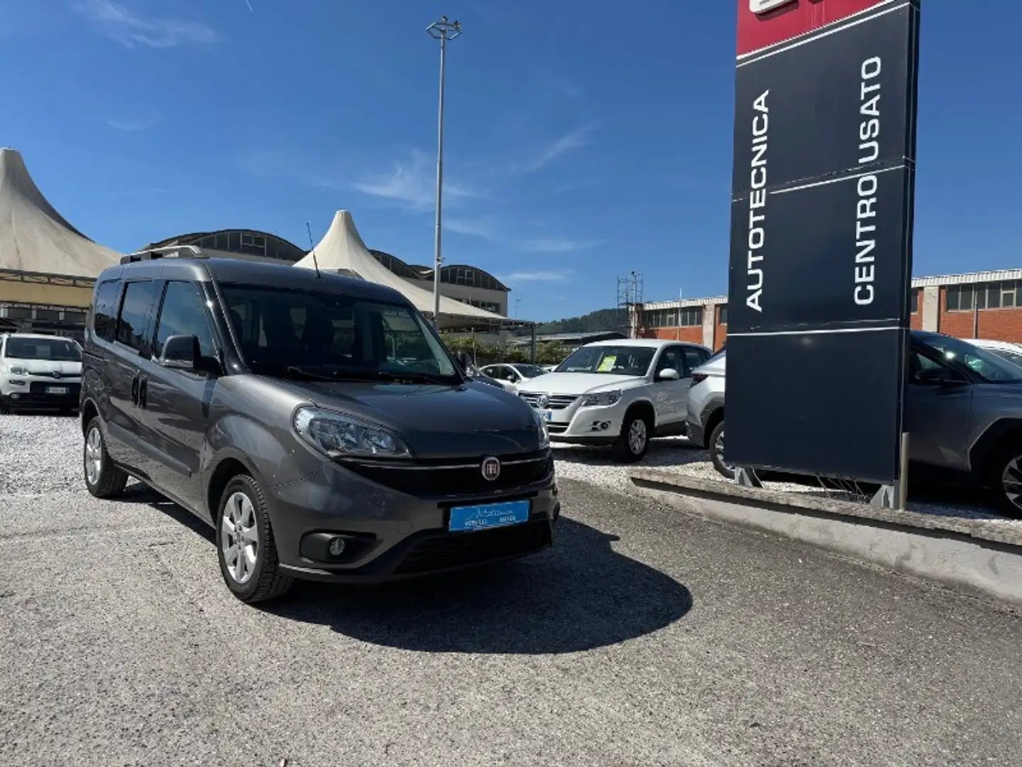Fiat Doblo 1.6 MJT 90 CV Dualogic Lounge Grijs - 1