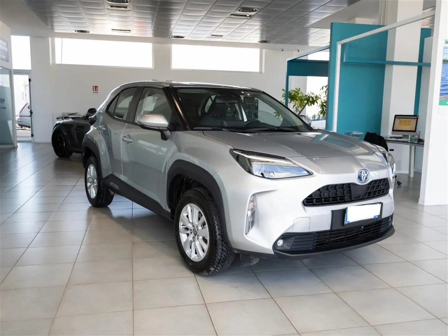 Toyota Yaris Cross 1.5 Hybrid FWD Business 116cv  36 mesi di garanzia Grigio - 2