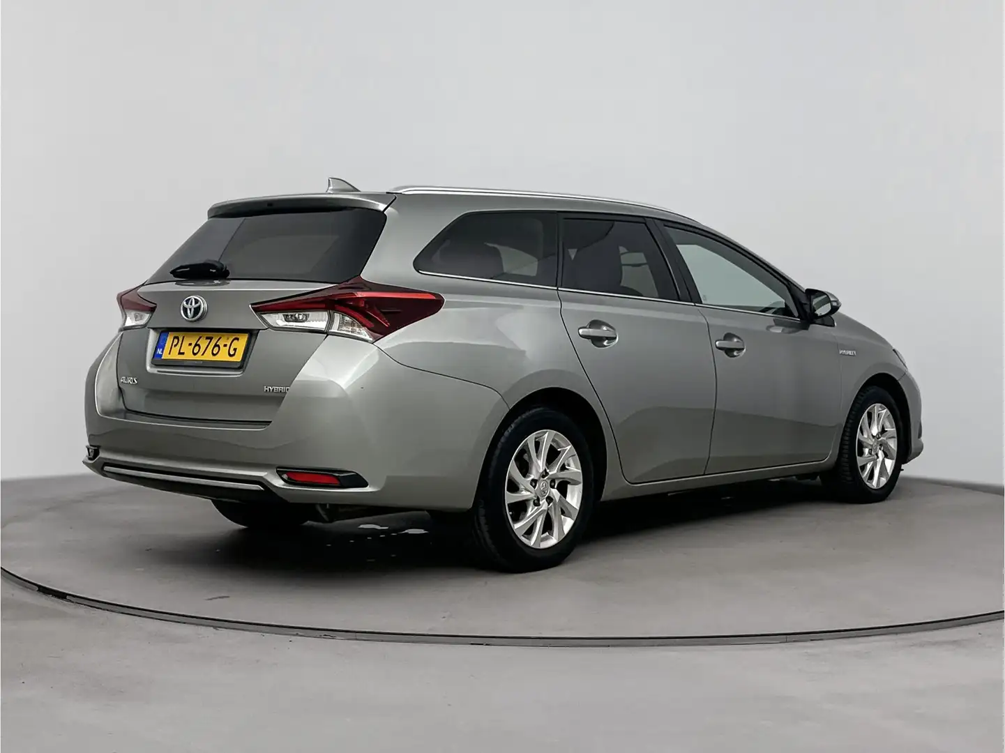 Toyota Auris Touring Sports 1.8 Hybrid Dynamic Go | Lichtmetale Grijs - 2