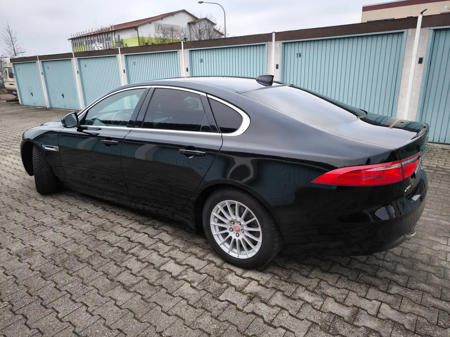 Jaguar XF XF 25d AWD Aut. Prestige Schwarz - 1