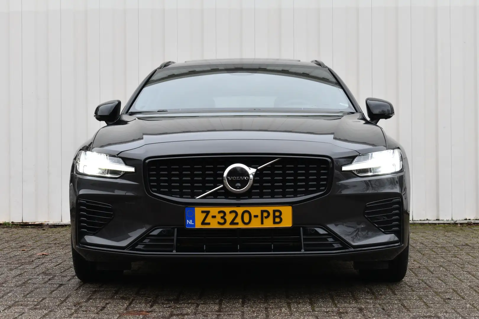 Volvo V60 T6 Plug-in hybrid AWD Plus Dark | 360° Camera | Sc Grau - 2