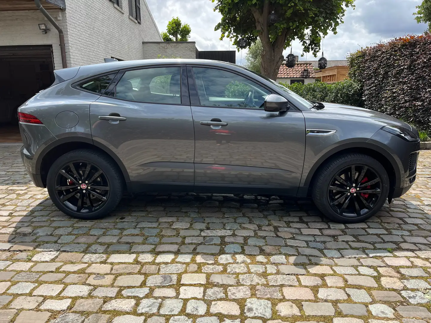 Jaguar E-Pace E-Pace D150 AWD Aut. SE Grijs - 2