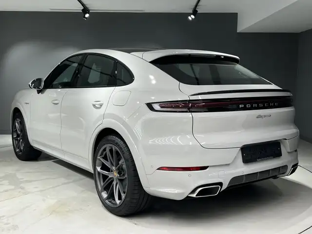 Porsche Cayenne view 3