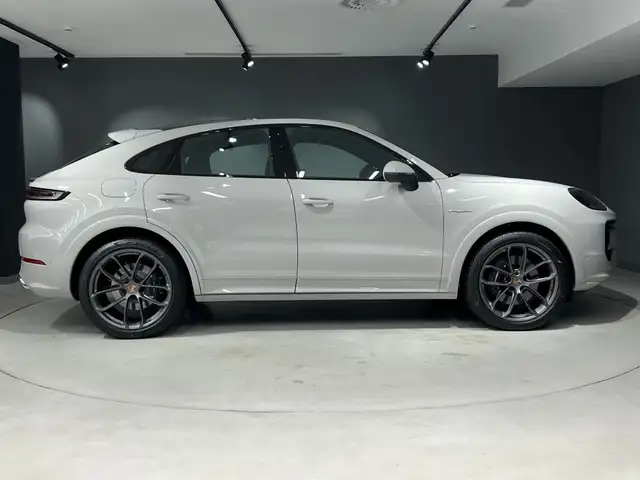 Porsche Cayenne view 6