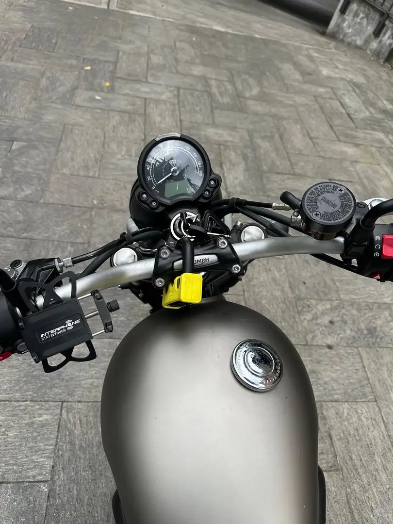 Triumph STREET SCRAMBLER - 2