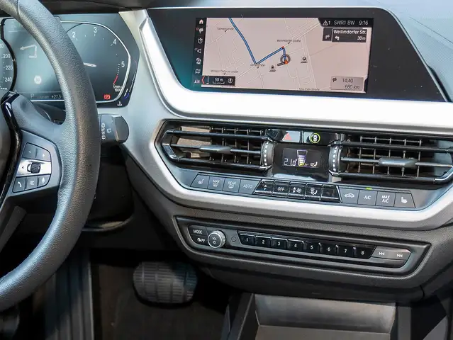 BMW 1 Series view 6