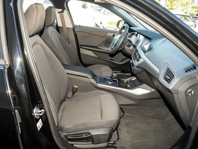 BMW 1 Series view 4