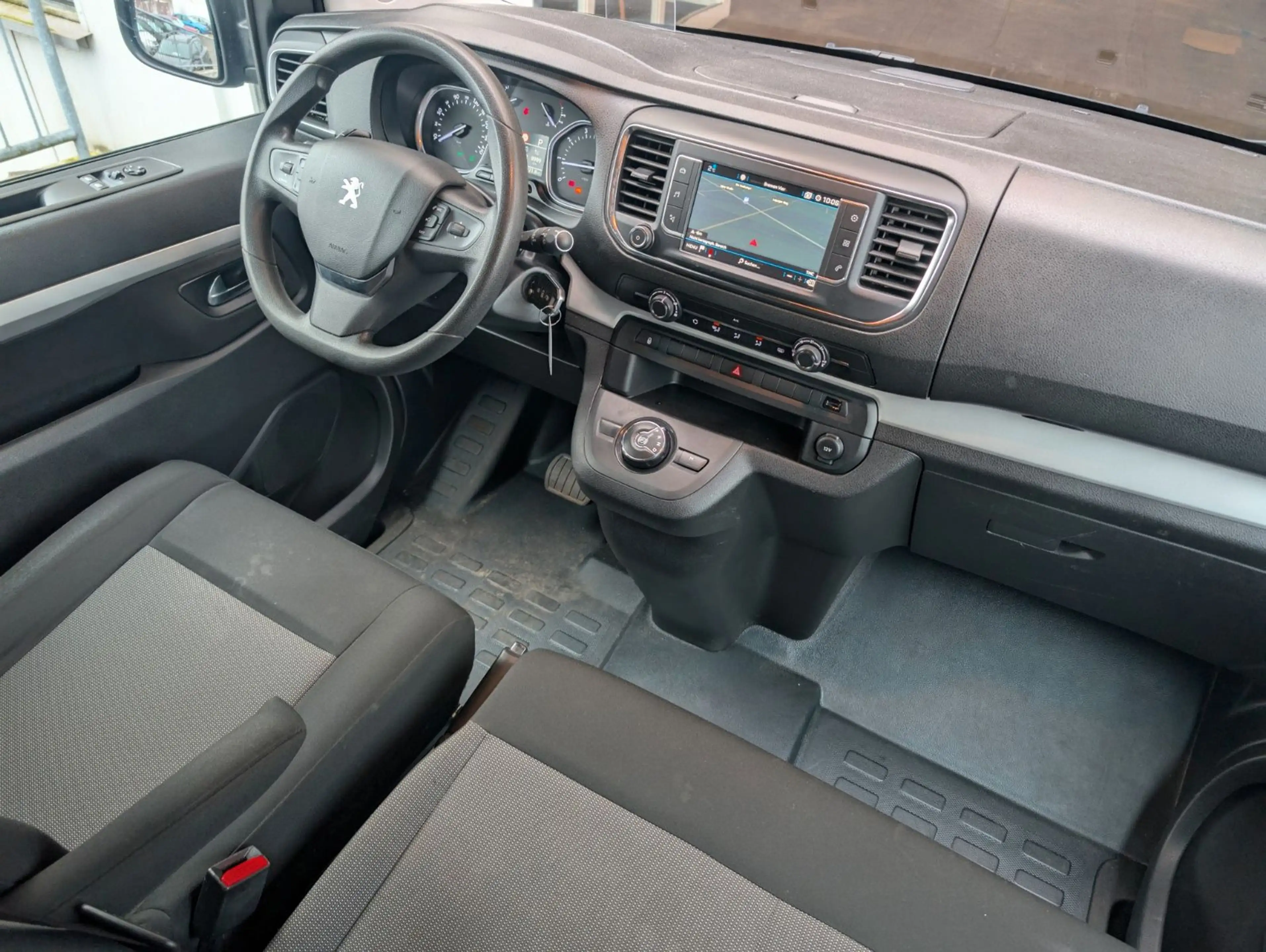 Peugeot Traveller Business 2.0 BlueHDi L3 9-Sitzer — photo 15