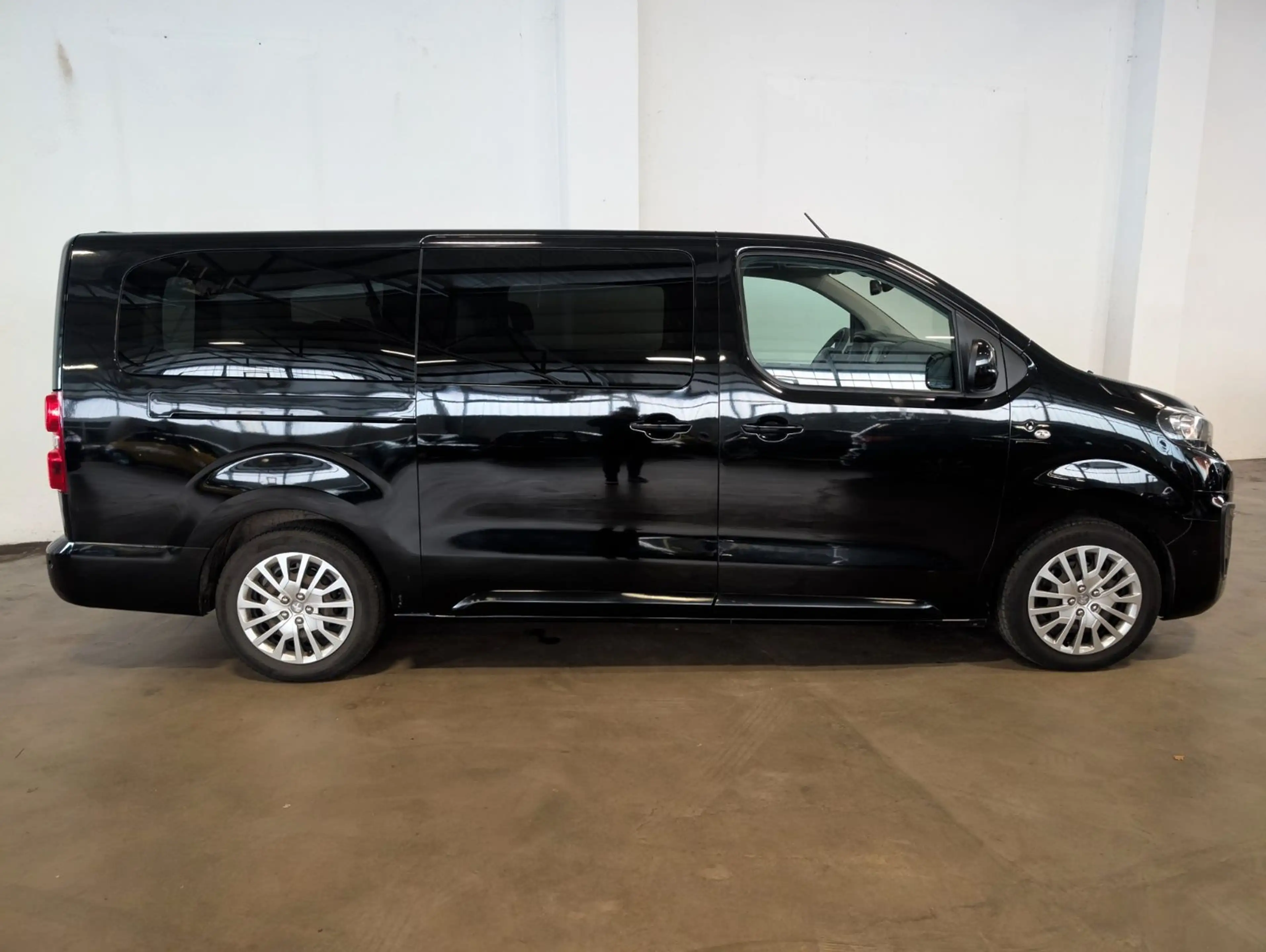 Peugeot Traveller Business 2.0 BlueHDi L3 9-Sitzer — photo 6