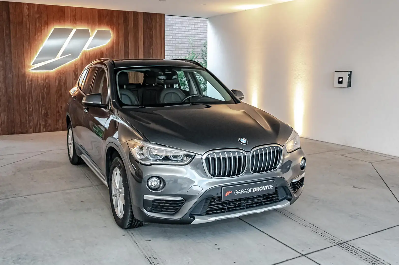 BMW X1 S-drive 18dA Leder, Panodak Grijs - 1