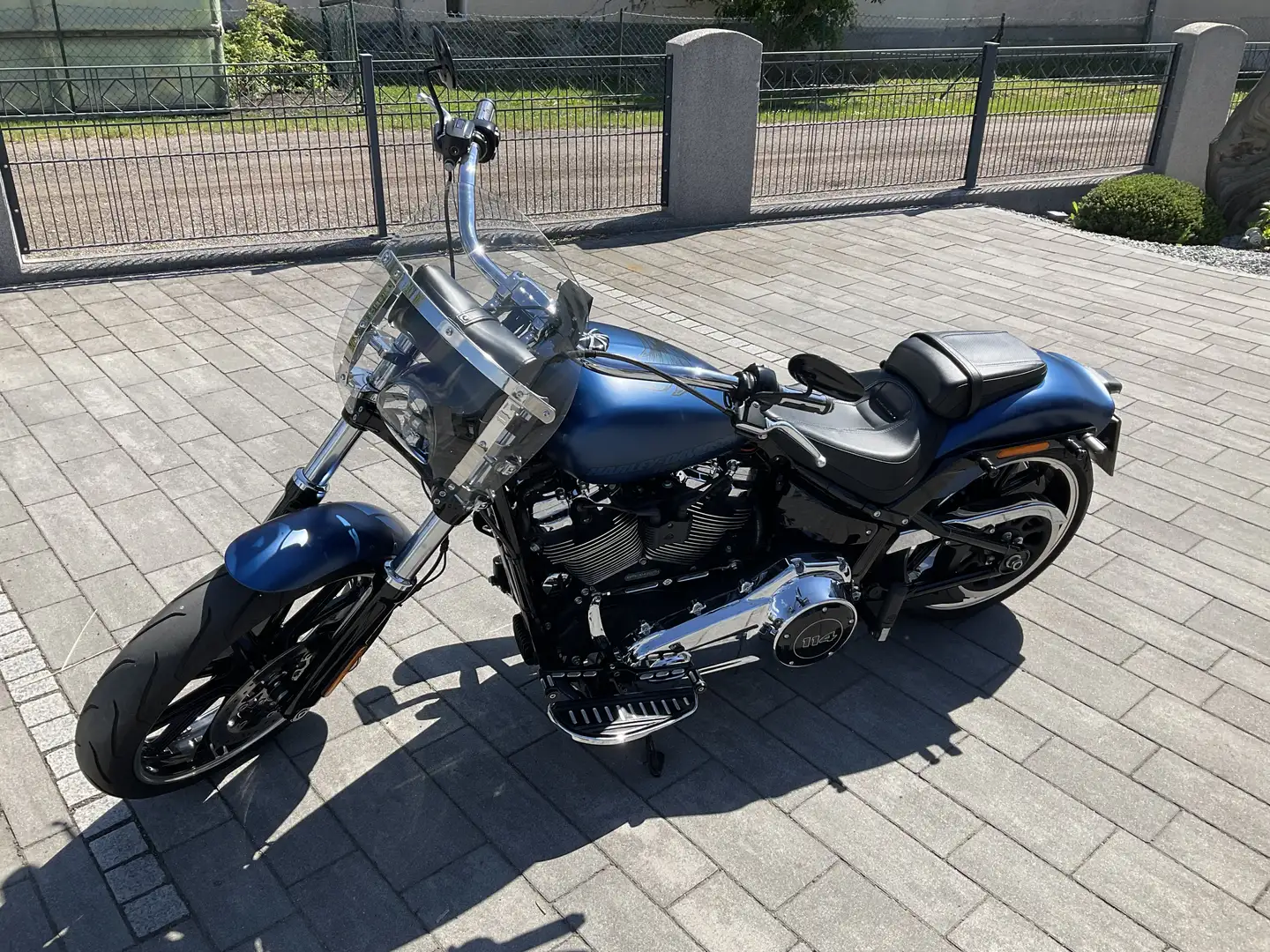 Harley-Davidson Breakout Azul - 1