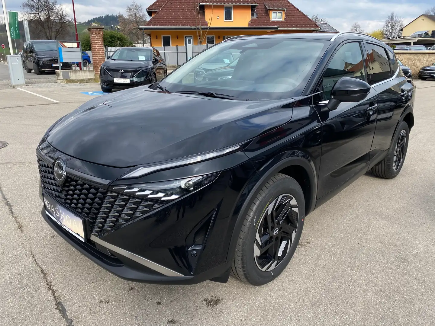 Nissan Qashqai 1,3 DIG-T MHEV N-Connecta Xtronic Schwarz - 1