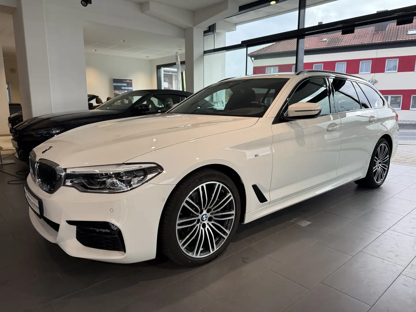 BMW 530 d M Sport M Sportpaket Head-Up HiFi DAB LED Wit - 2