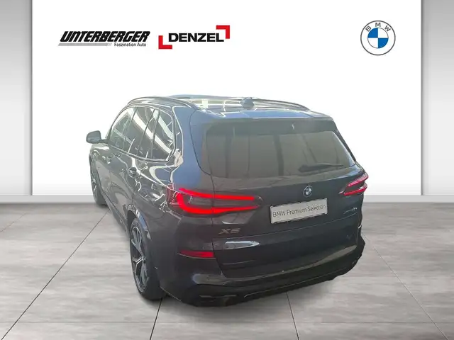 BMW X5 Xdrive45e view 3