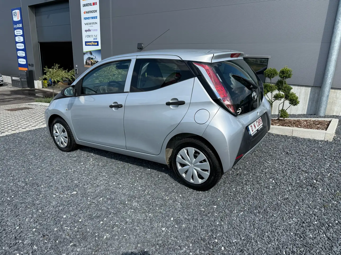 Toyota Aygo Aygo 1.0i VVT-i x Grijs - 2