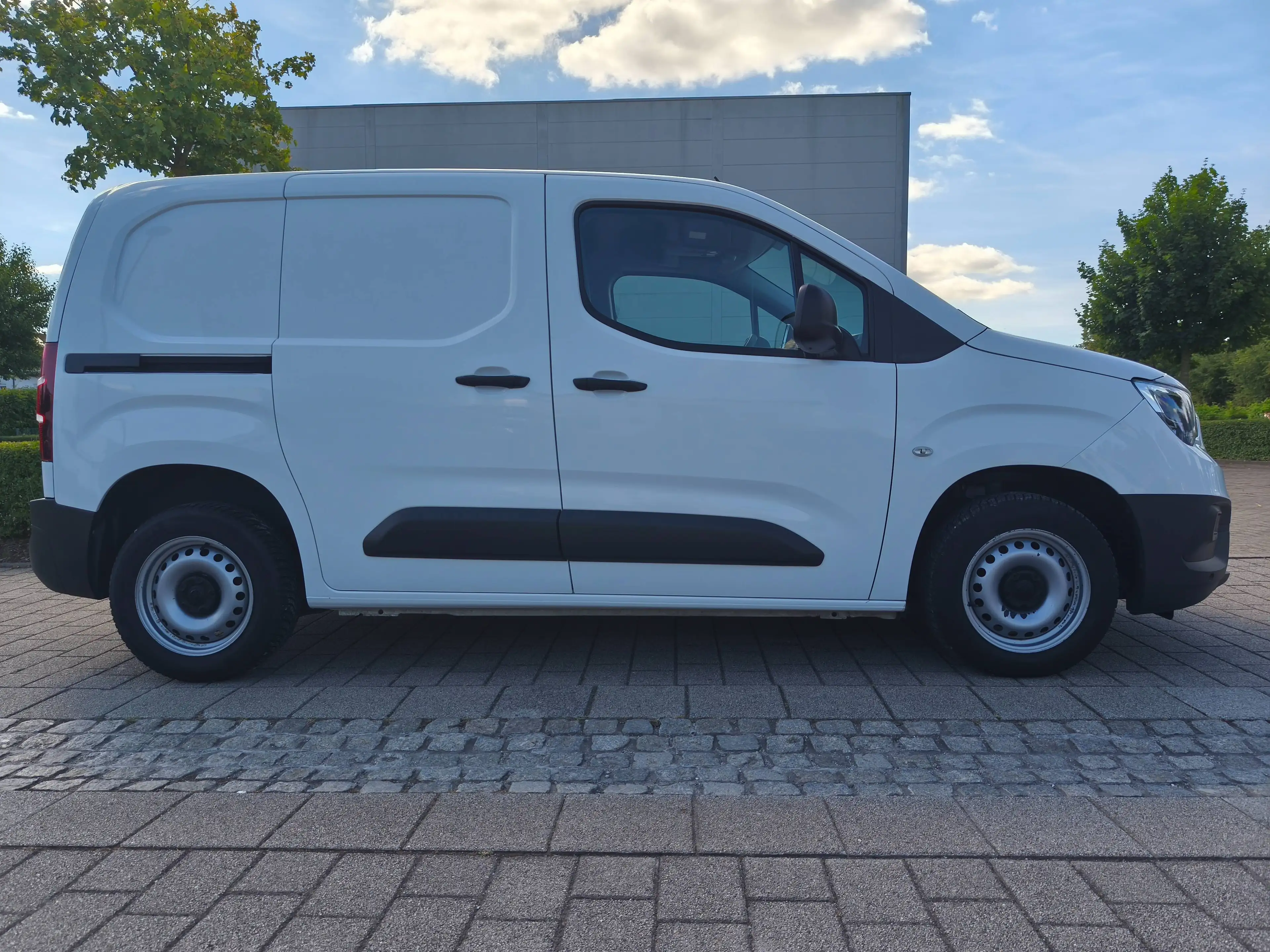 Opel Combo Combo 1,2 Benziner Nur 7000 km Cargo 1.2 110 PS Selection/Navi/Klima/1.Hd PDC v+h+Rückfahrkamera — photo 14