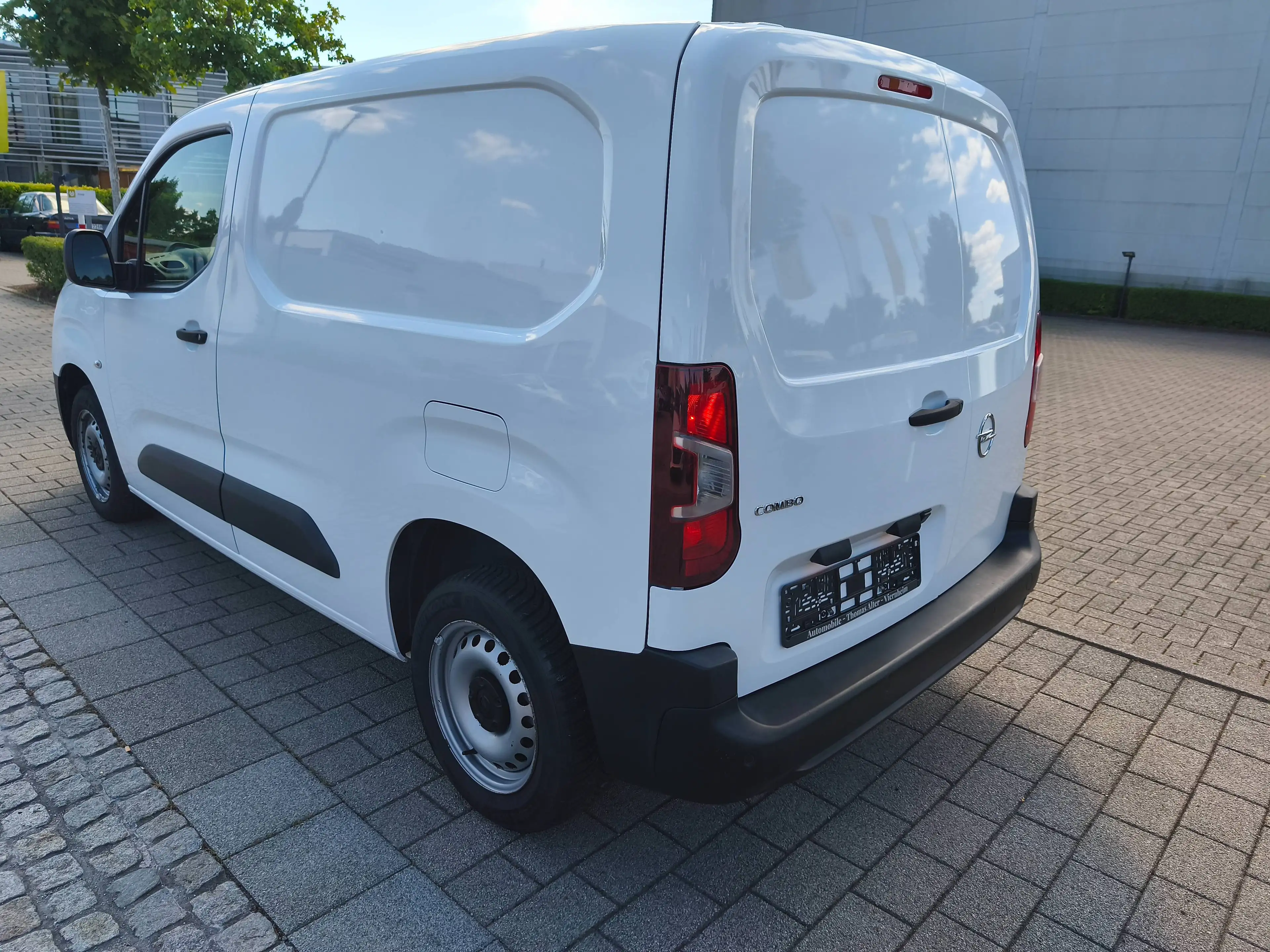 Opel Combo Combo 1,2 Benziner Nur 7000 km Cargo 1.2 110 PS Selection/Navi/Klima/1.Hd PDC v+h+Rückfahrkamera — photo 6