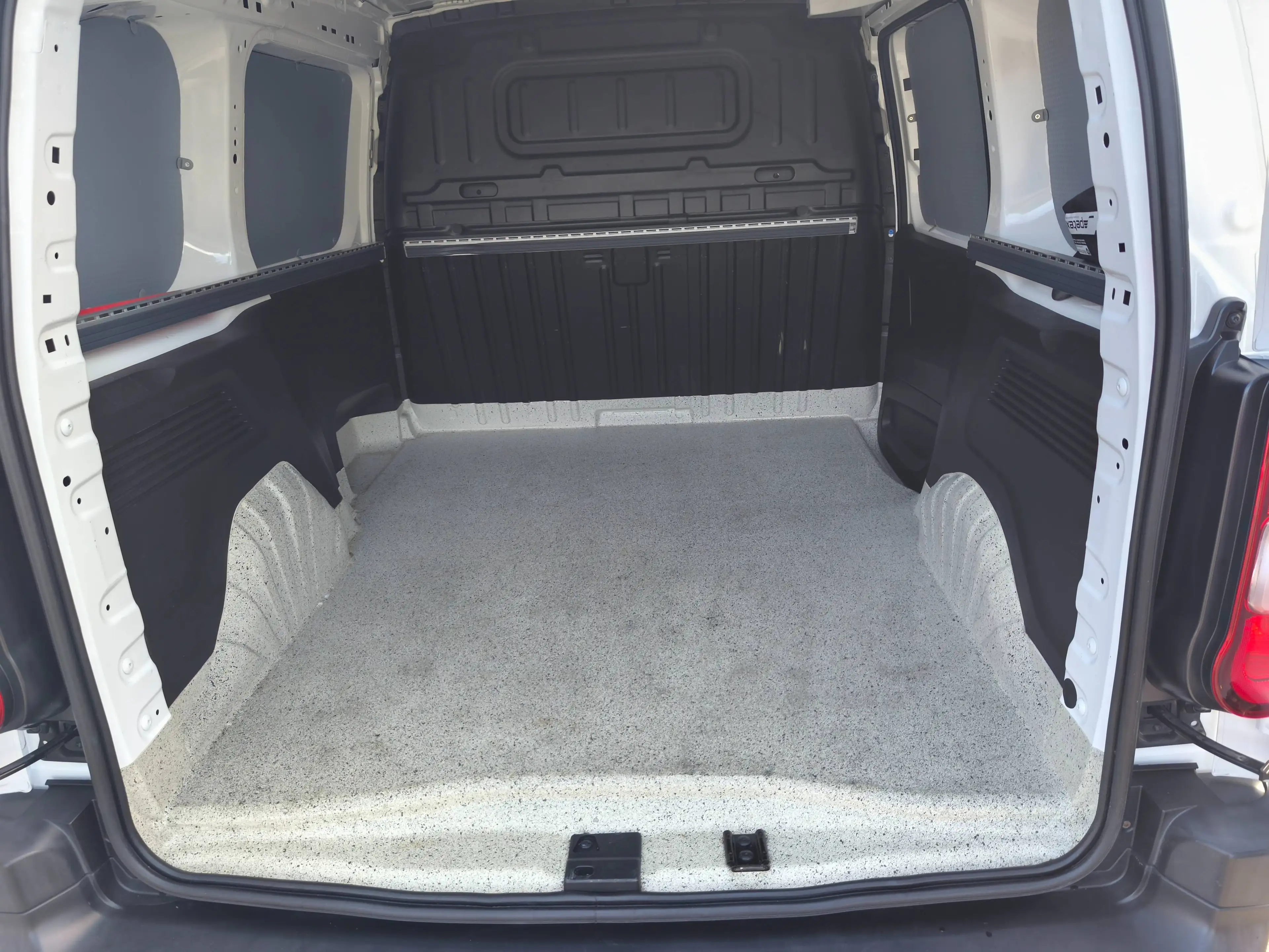 Opel Combo Combo 1,2 Benziner Nur 7000 km Cargo 1.2 110 PS Selection/Navi/Klima/1.Hd PDC v+h+Rückfahrkamera — photo 3