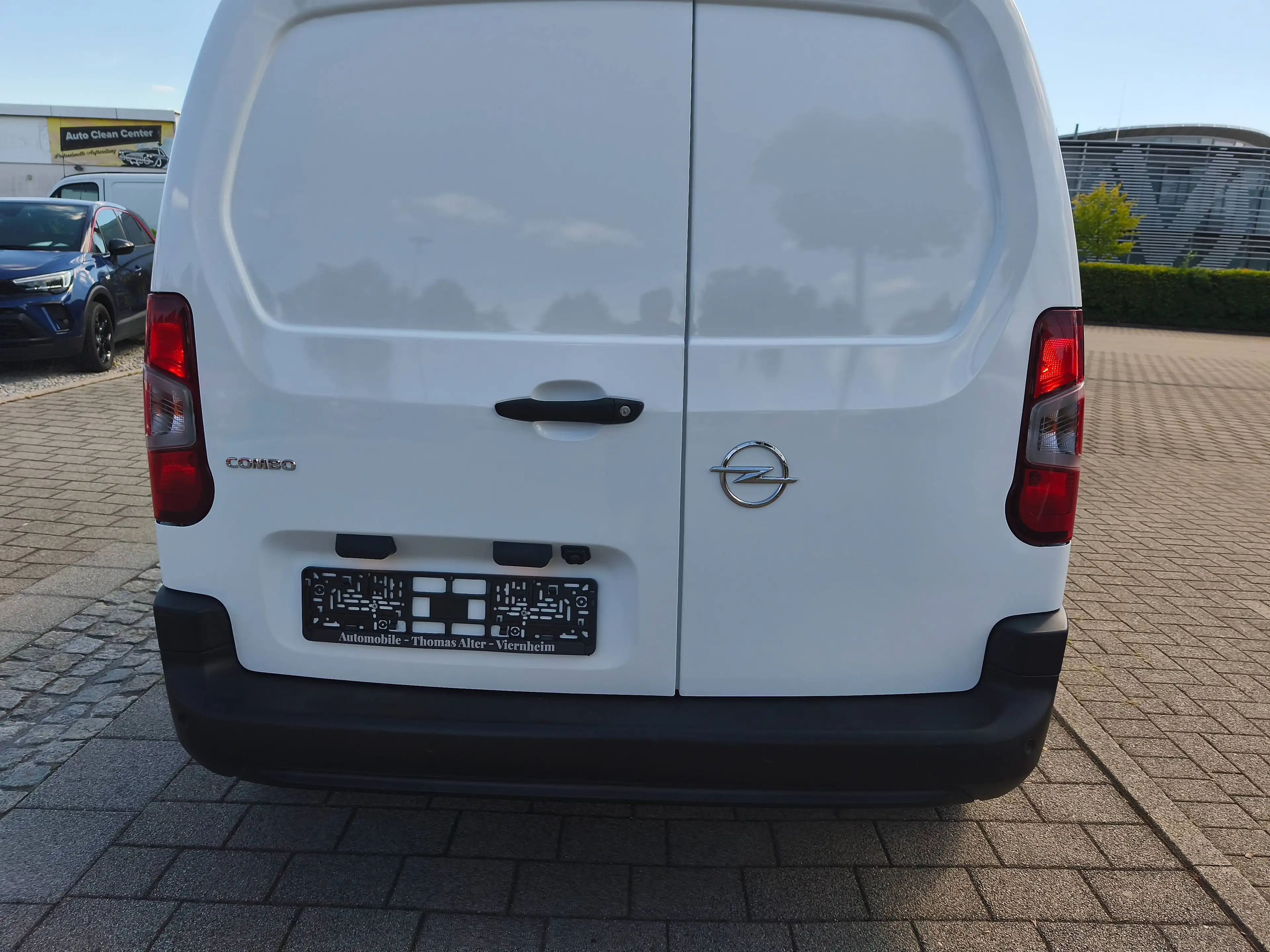 Opel Combo Combo 1,2 Benziner Nur 7000 km Cargo 1.2 110 PS Selection/Navi/Klima/1.Hd PDC v+h+Rückfahrkamera — photo 5