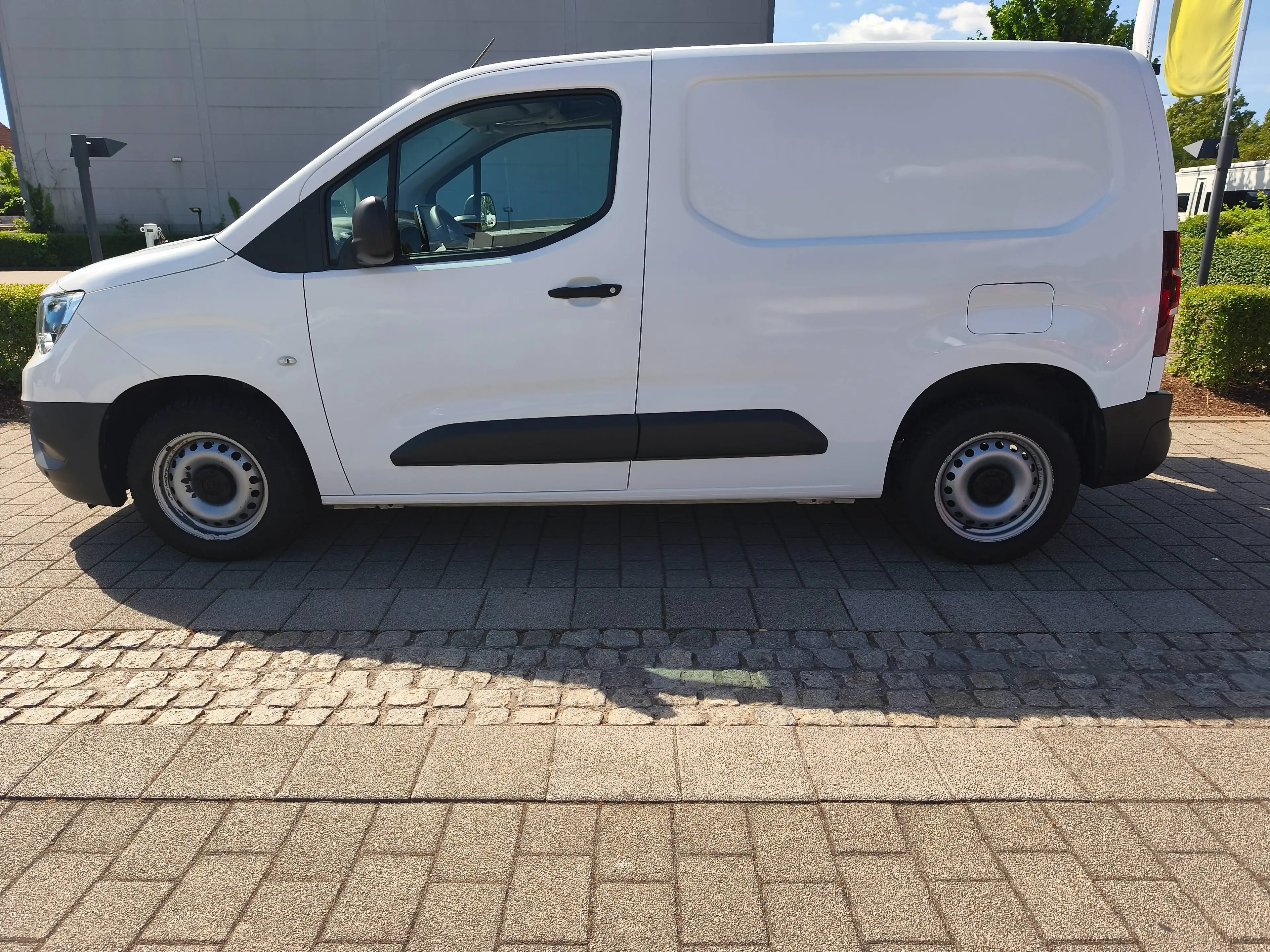 Opel Combo Combo 1,2 Benziner Nur 7000 km Cargo 1.2 110 PS Selection/Navi/Klima/1.Hd PDC v+h+Rückfahrkamera — photo 4