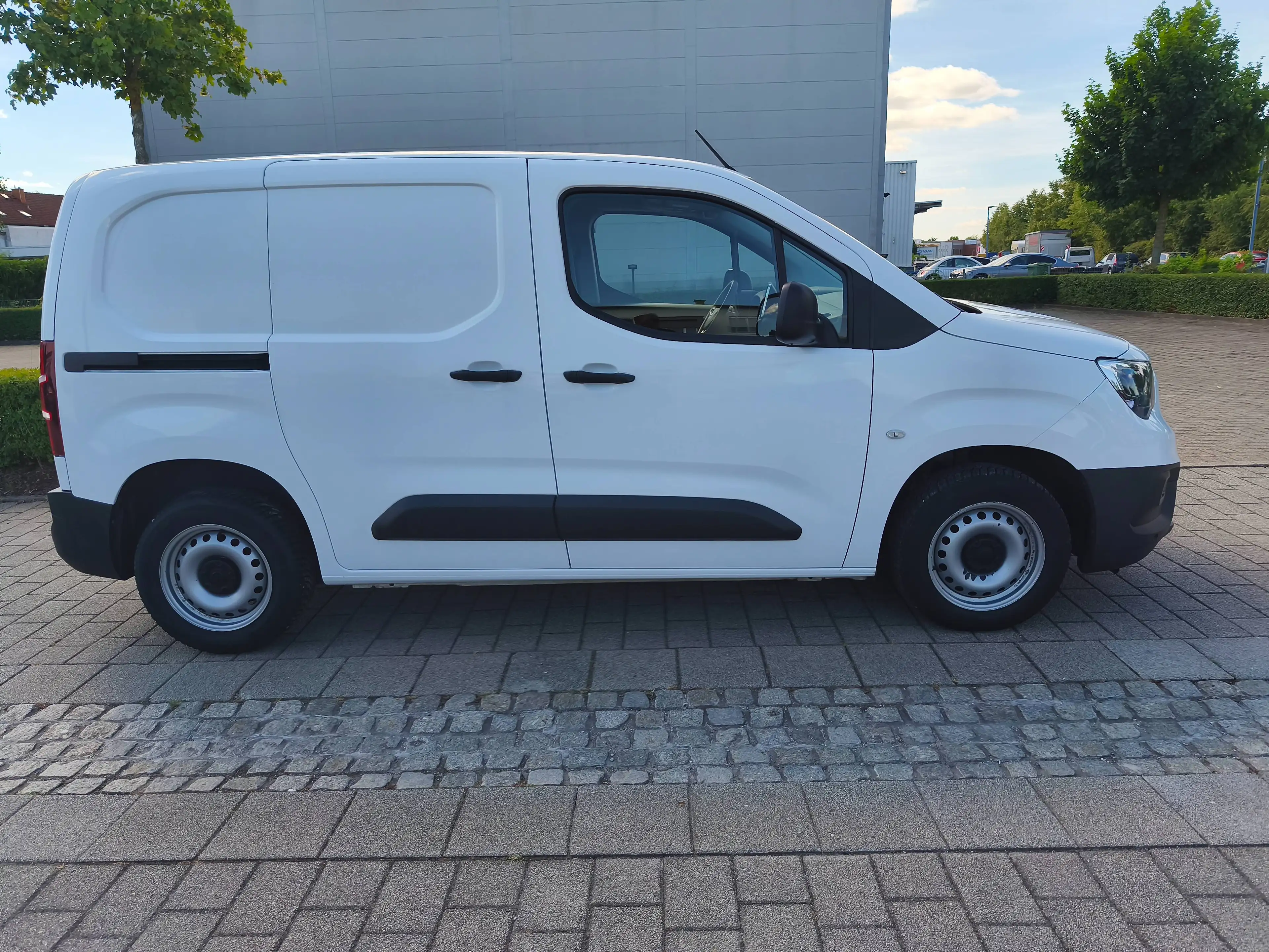 Opel Combo Combo 1,2 Benziner Nur 7000 km Cargo 1.2 110 PS Selection/Navi/Klima/1.Hd PDC v+h+Rückfahrkamera — photo 13