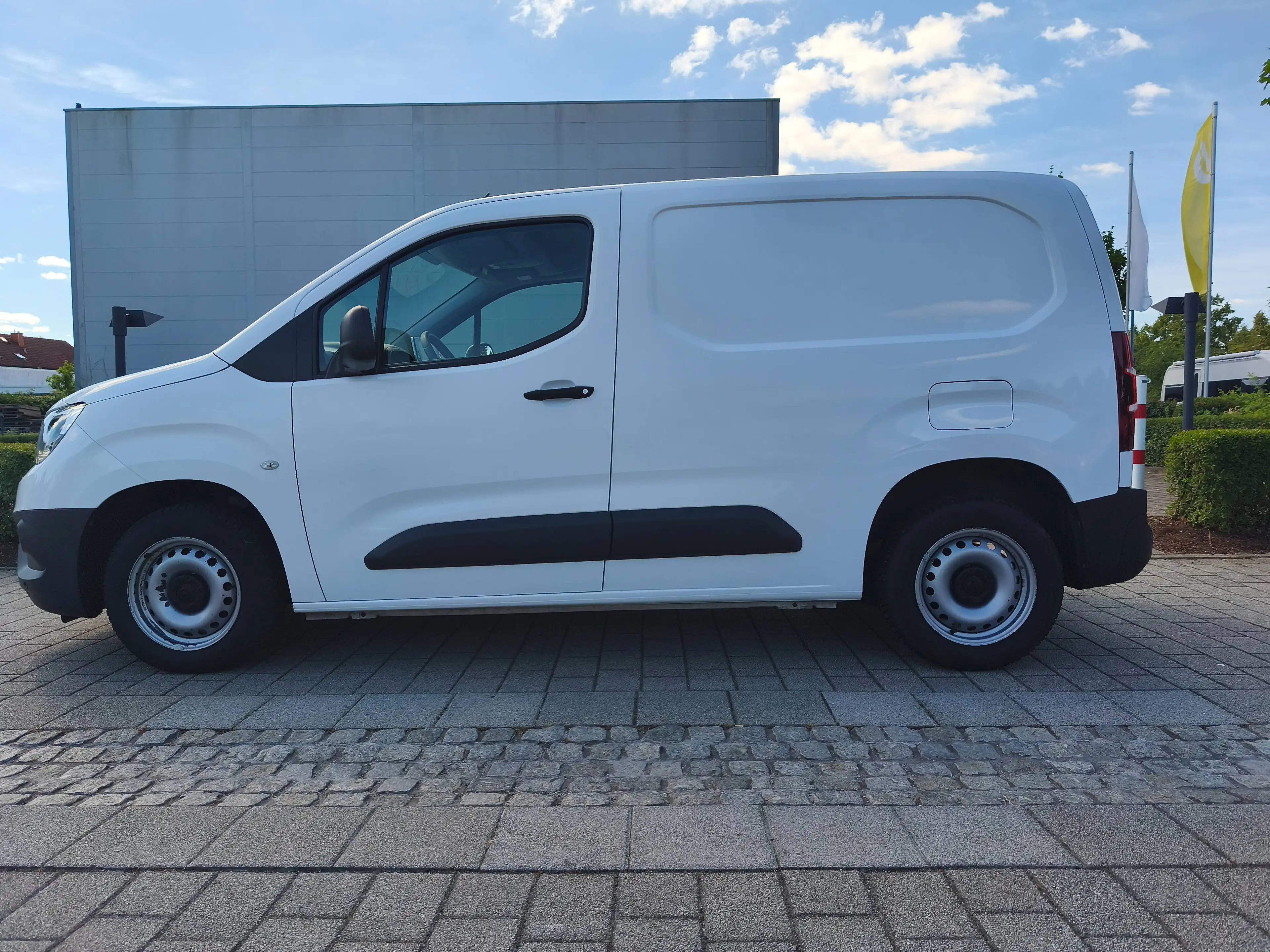 Opel Combo Combo 1,2 Benziner Nur 7000 km Cargo 1.2 110 PS Selection/Navi/Klima/1.Hd PDC v+h+Rückfahrkamera — photo 7