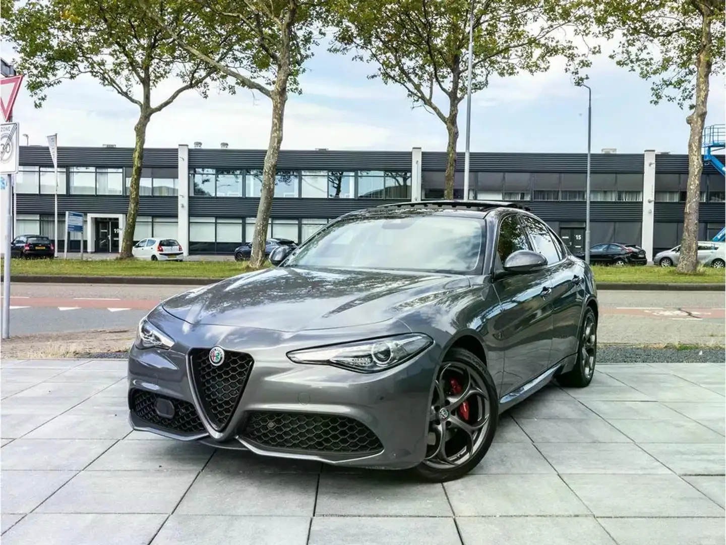 Alfa Romeo Giulia Giulia 2.0 Turbo 16V AT8-Q4 Veloce Grijs - 1