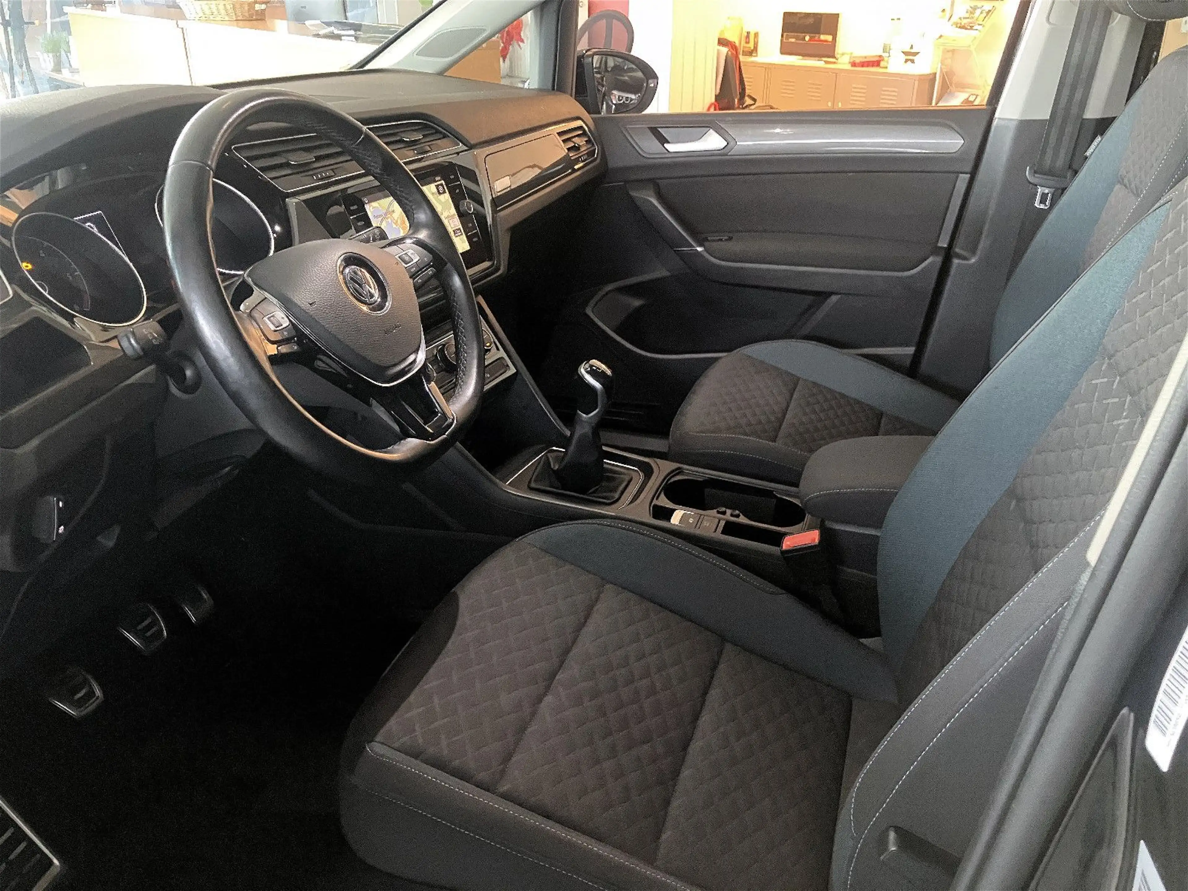 Volkswagen Touran IQ.DRIVE/Apple/Navi/LED/AHK/7Sitze/ACC — photo 6