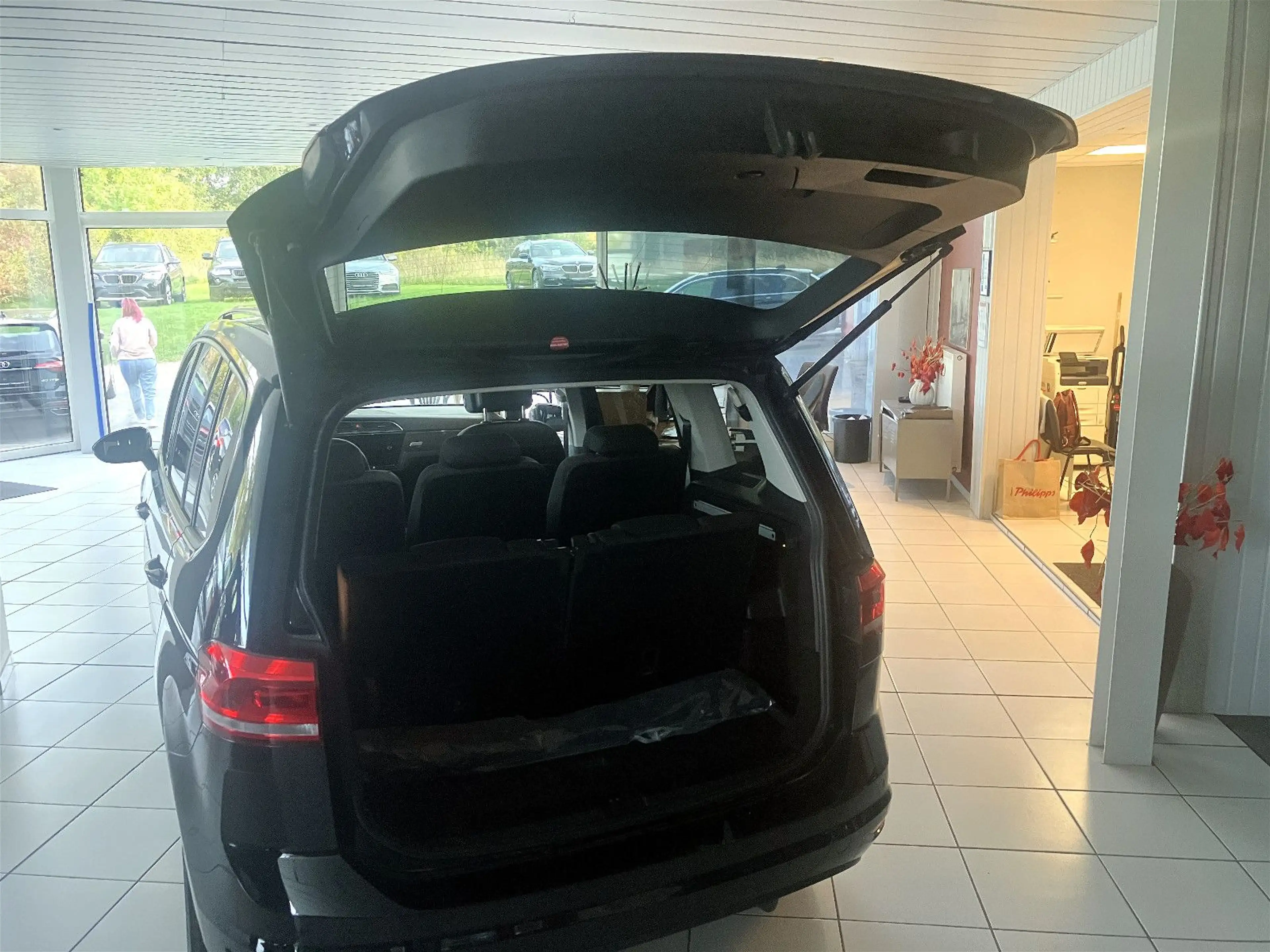 Volkswagen Touran IQ.DRIVE/Apple/Navi/LED/AHK/7Sitze/ACC — photo 5