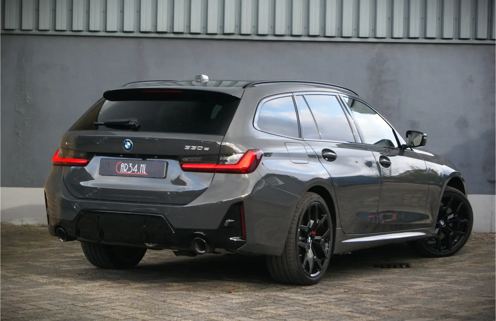 BMW 330 3-serie Touring 330e xDrive 292PK M-Sport Panorama Gris - 2