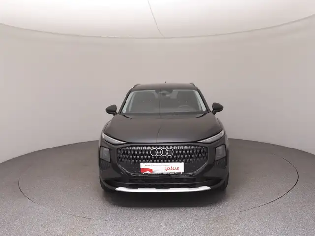 Audi Q3 view 3
