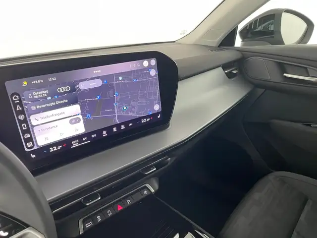 Audi Q3 view 9