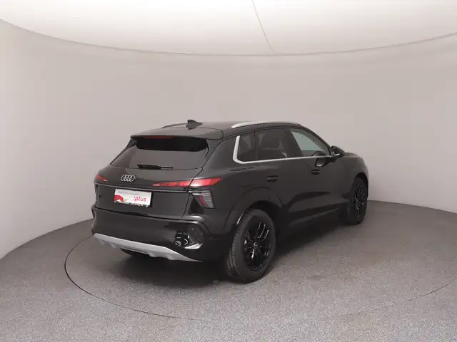 Audi Q3 view 4