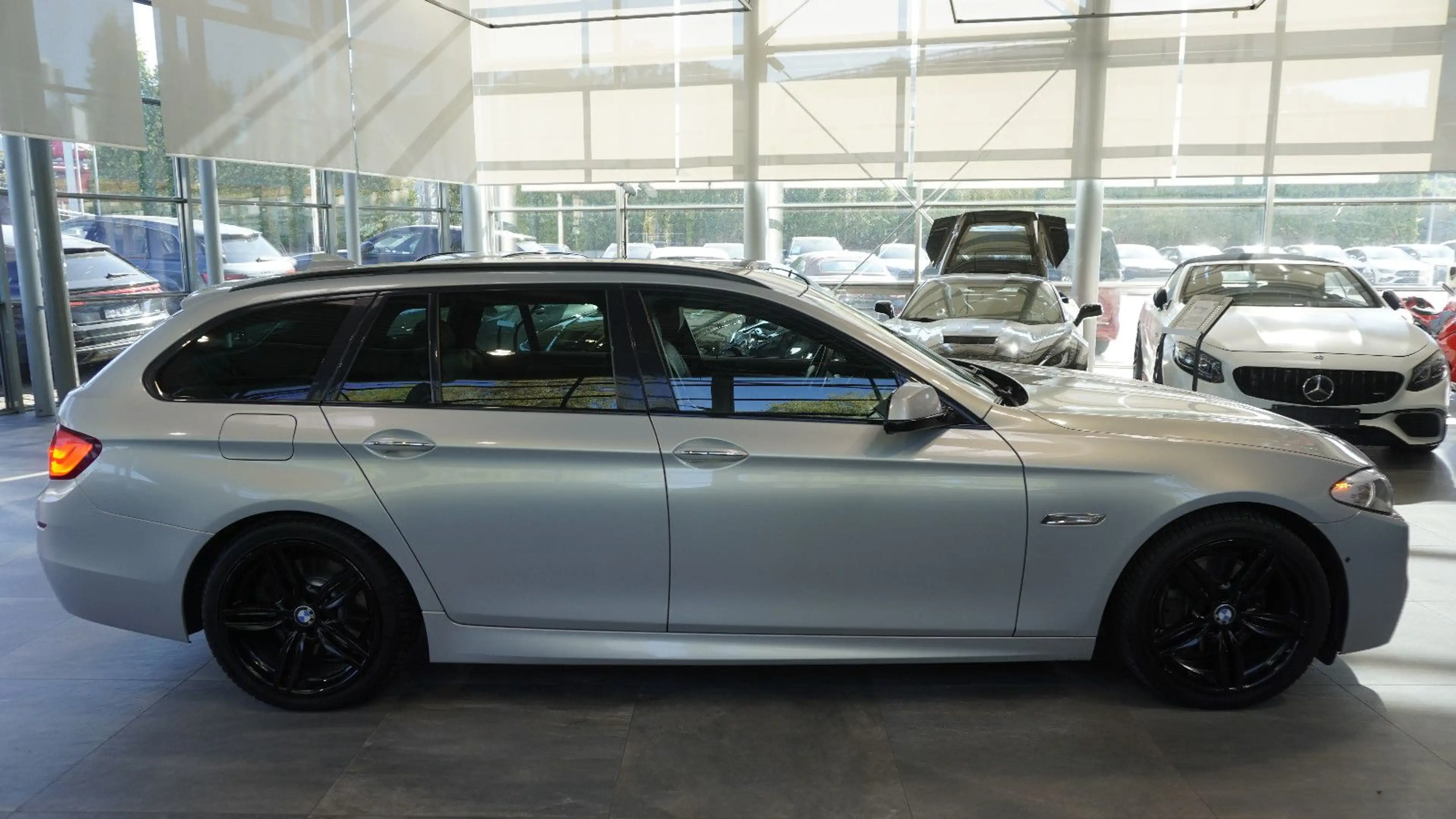 BMW 535 d Touring*PANO*HEAD-UP*STHZ*B&O*ACC*KAM* — photo 4