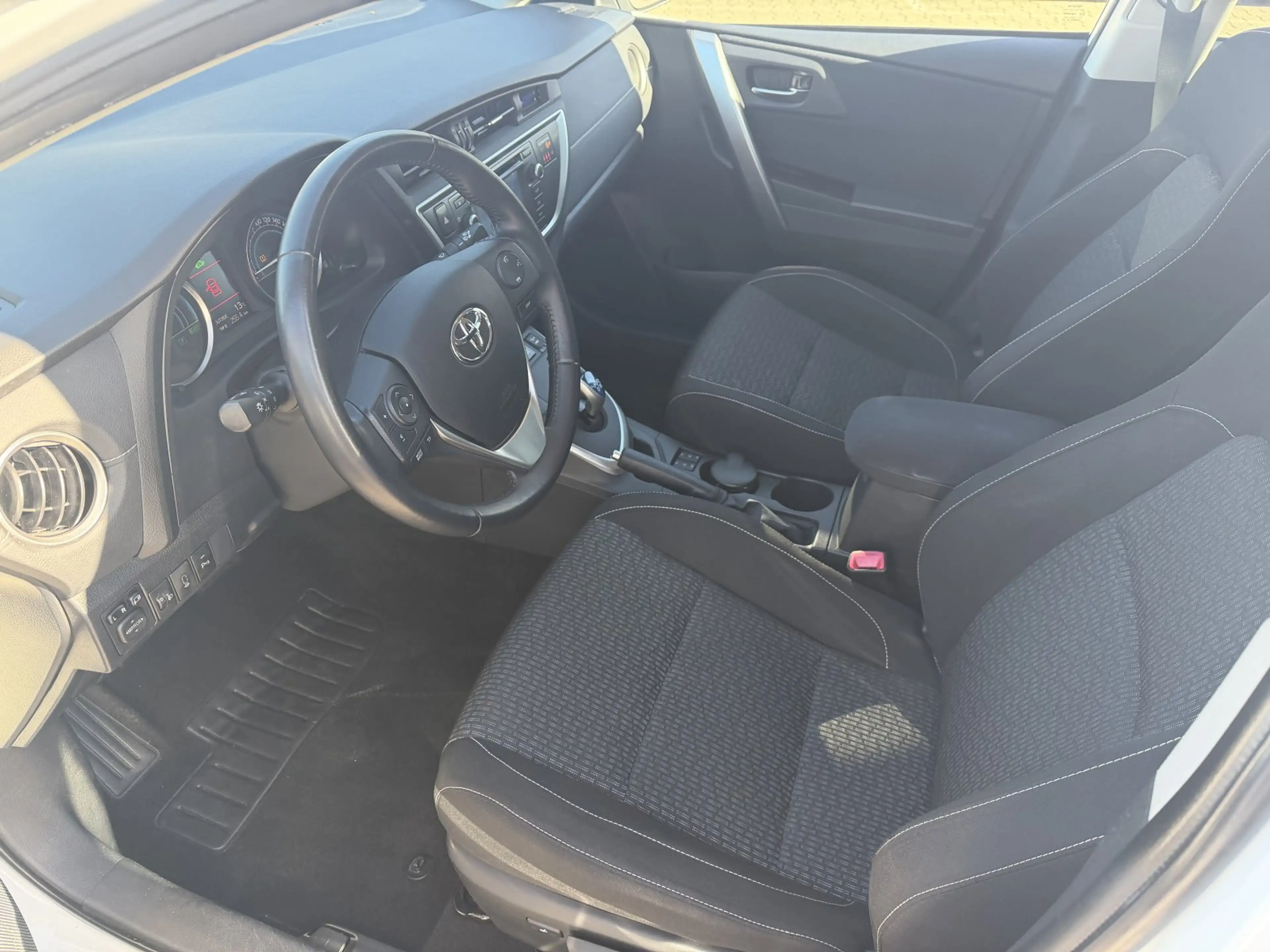 Toyota Auris Touring Sports  Hybrid Edition — photo 10
