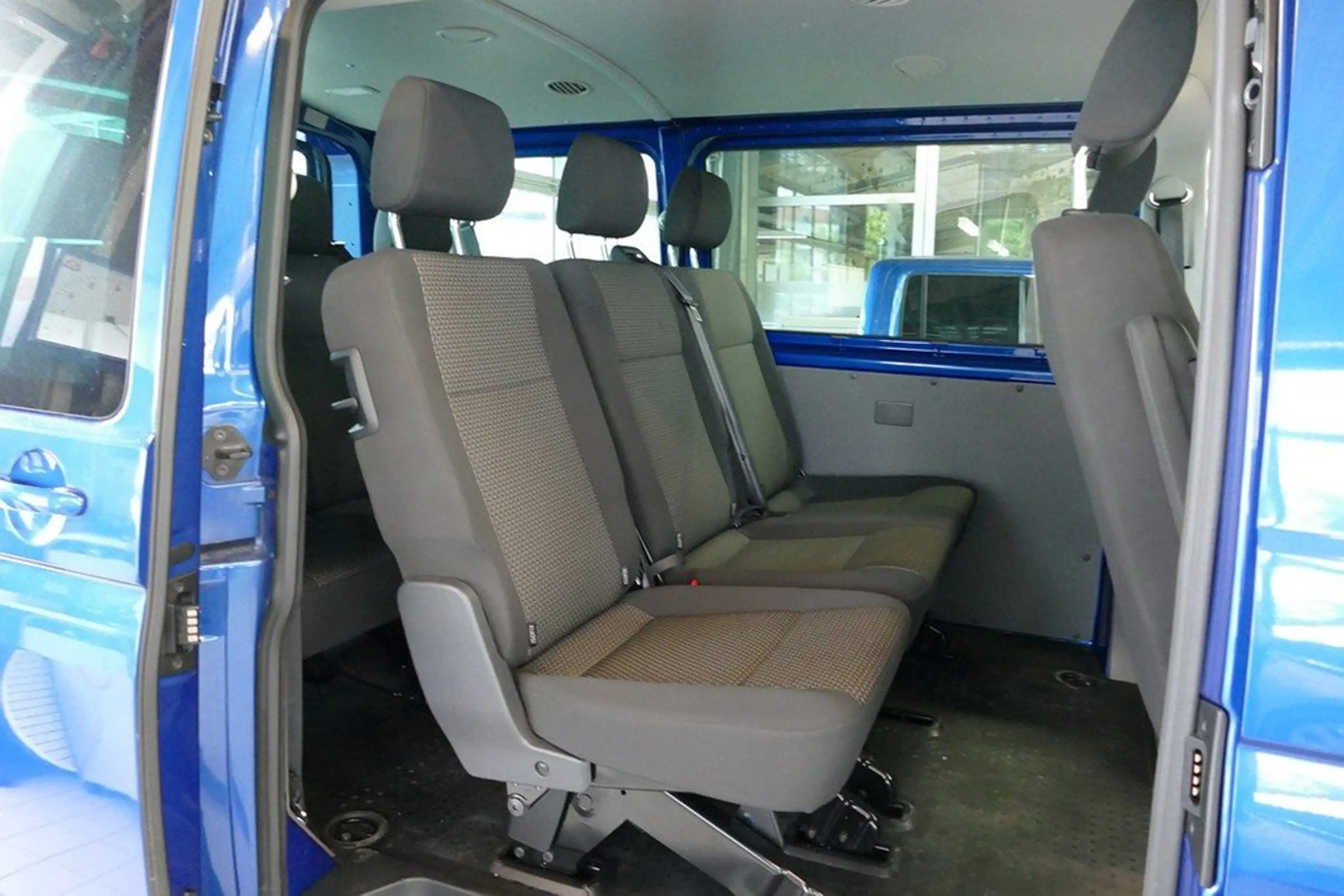 Volkswagen T6.1 Transporter Kombi 2.0 TDI DSG LED GRA — photo 3